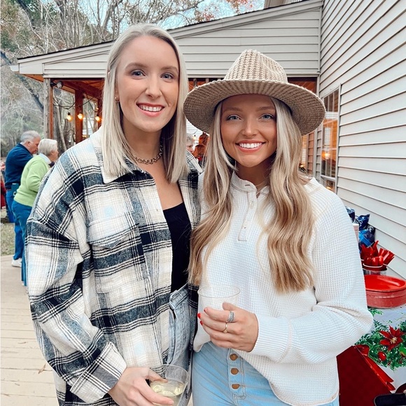 Meet your Posher, Carly - Picture 4 of 6